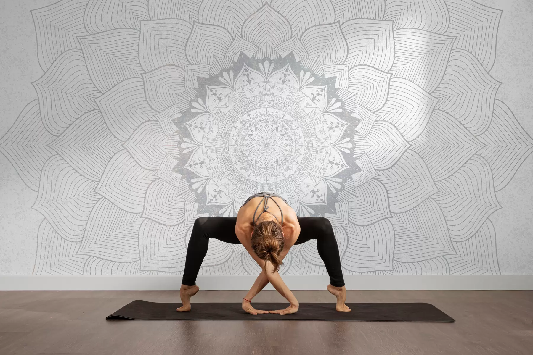 murales de pared Mandala redondo, papel pintado para espacio de yoga o para armonizar el espacio personal. Mandala mural en tonos grises sobre fondo heterogéneo texturado w01088v2