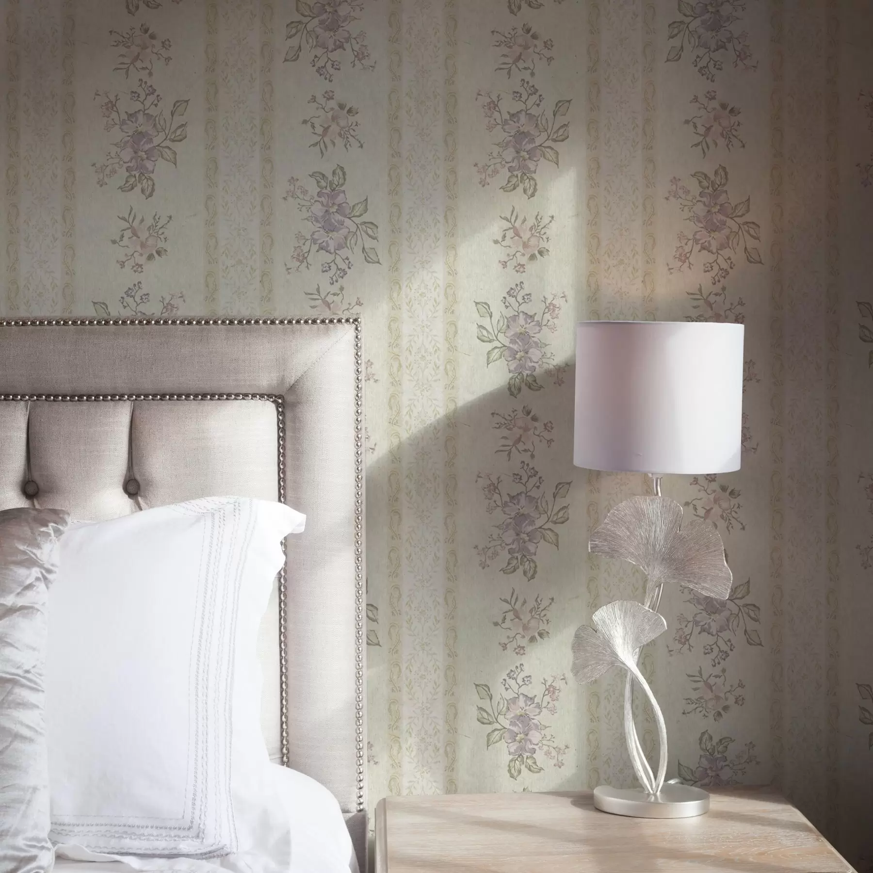 murales de pared Flores vintage sobre fondo a rayas con adorno a00440