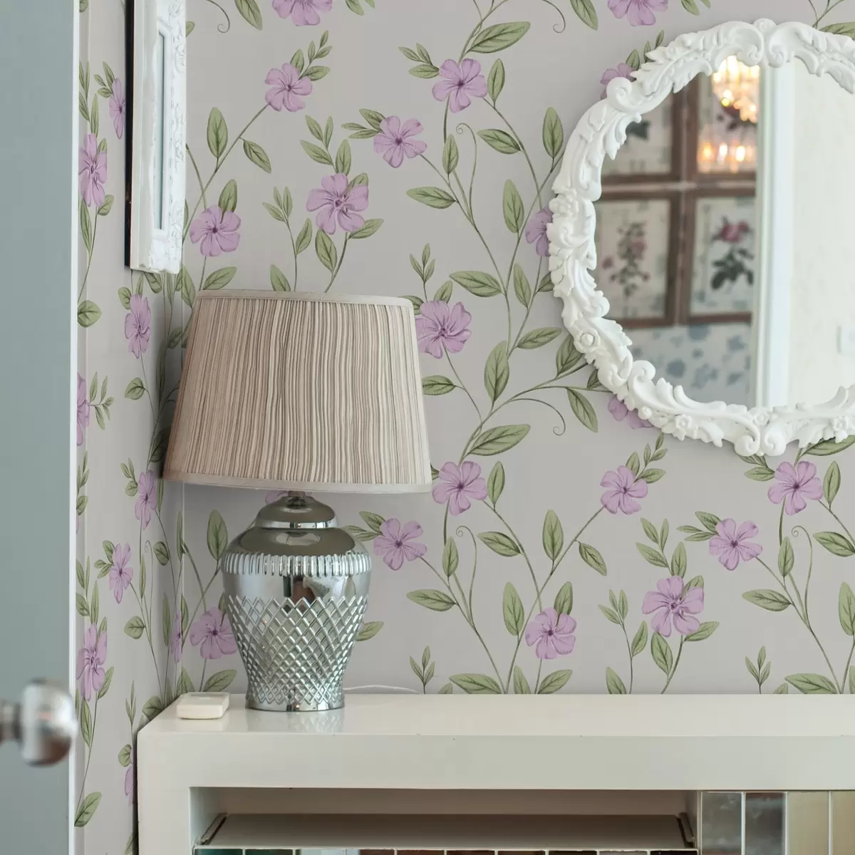 Papel pintado Flores rosas con enredaderas verdes sobre fondo crema a00453