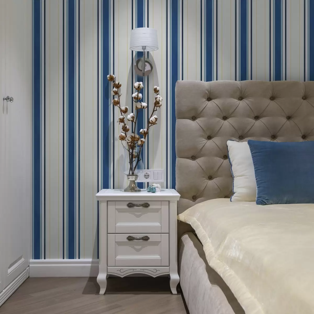 Papel pintado Rayas azules anchas con finas líneas amarillas a00522