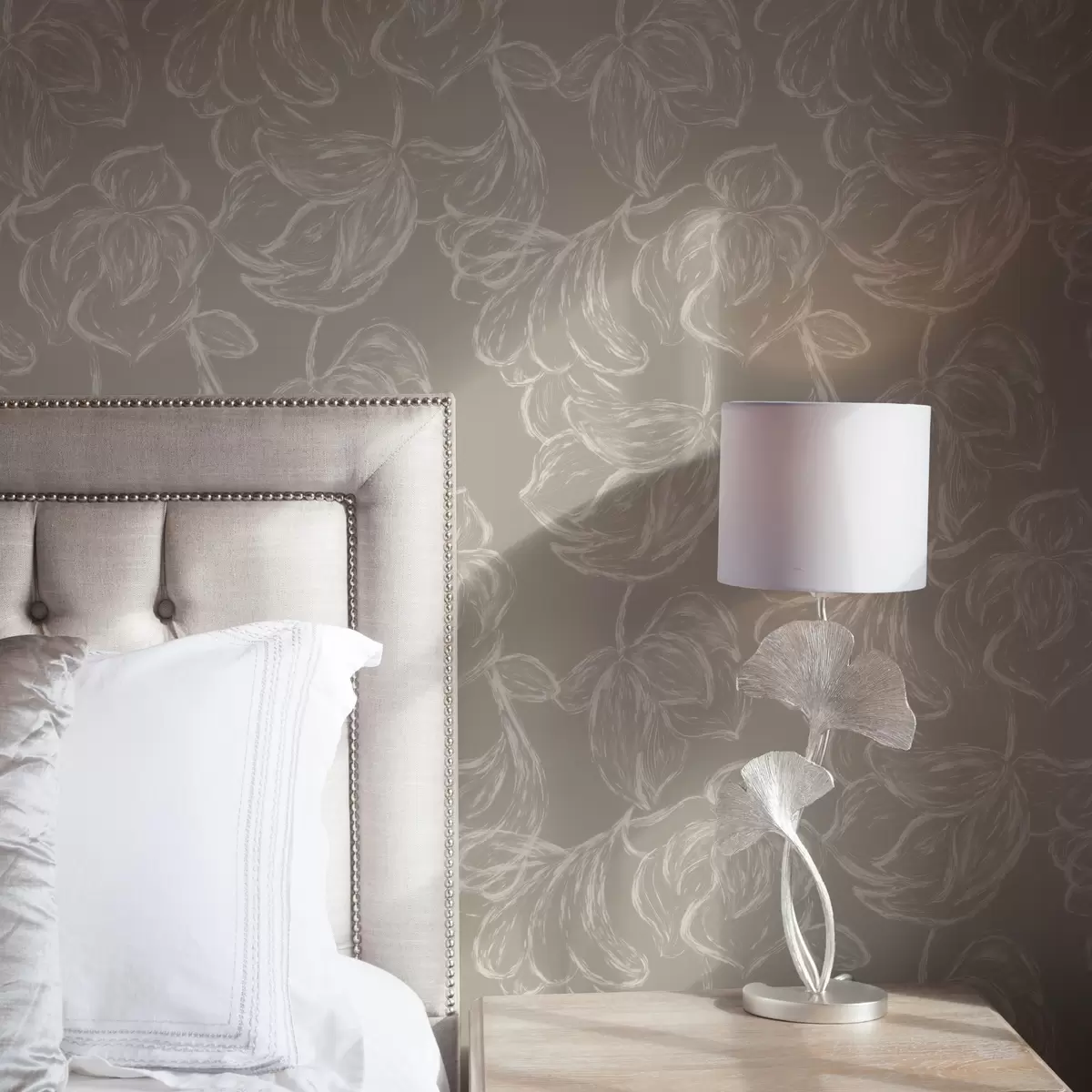 Papel pintado Flores con contorno en crema sobre un fondo marrón grisáceo cálido a00625v2