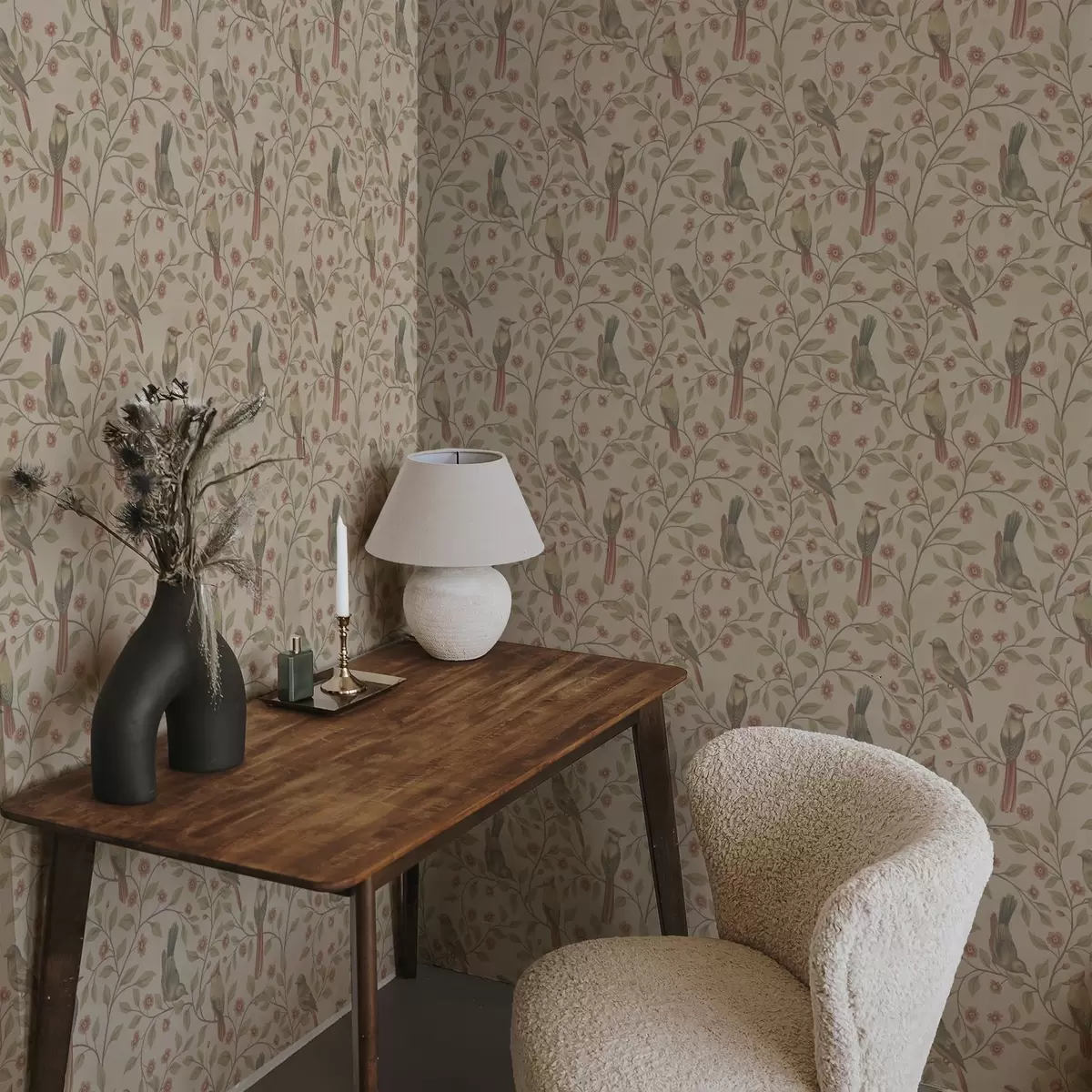Papel pintado Pájaros en ramas florecidas, fondo beige cálido a00670