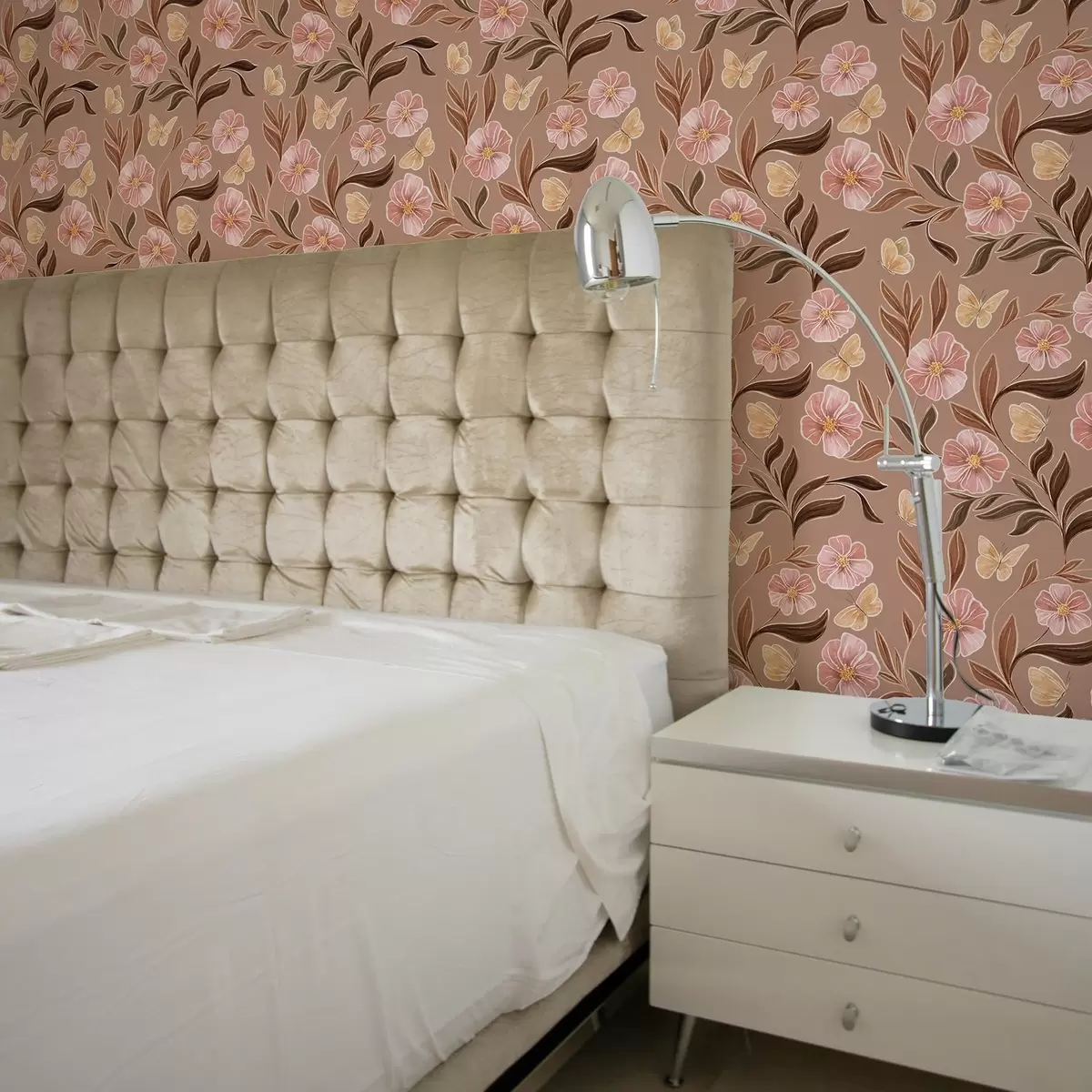 Papel pintado Flores rosas y mariposas sobre un cálido fondo marrón a00633v1