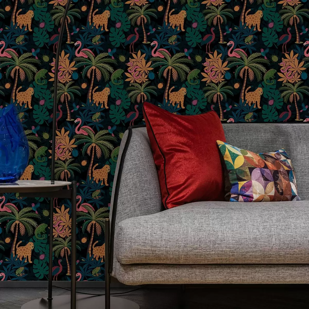 Papel pintado Animales tropicales brillantes entre el follaje sobre un fondo oscuro a00701
