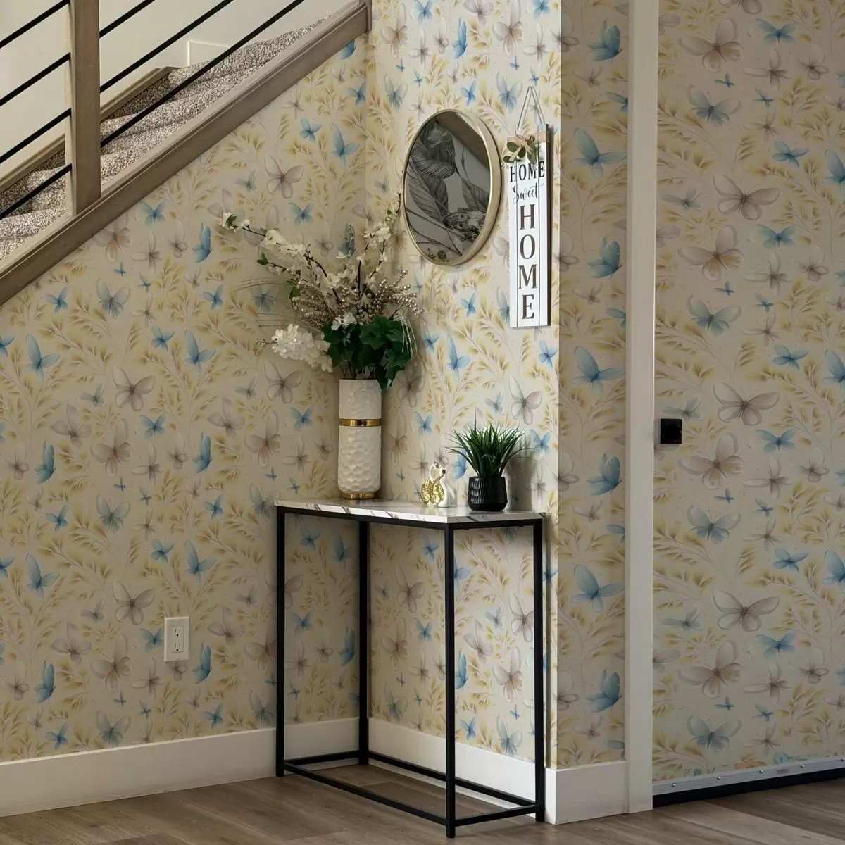 Papel pintado Mariposas ligeras entre hojas doradas sobre un fondo claro a00795