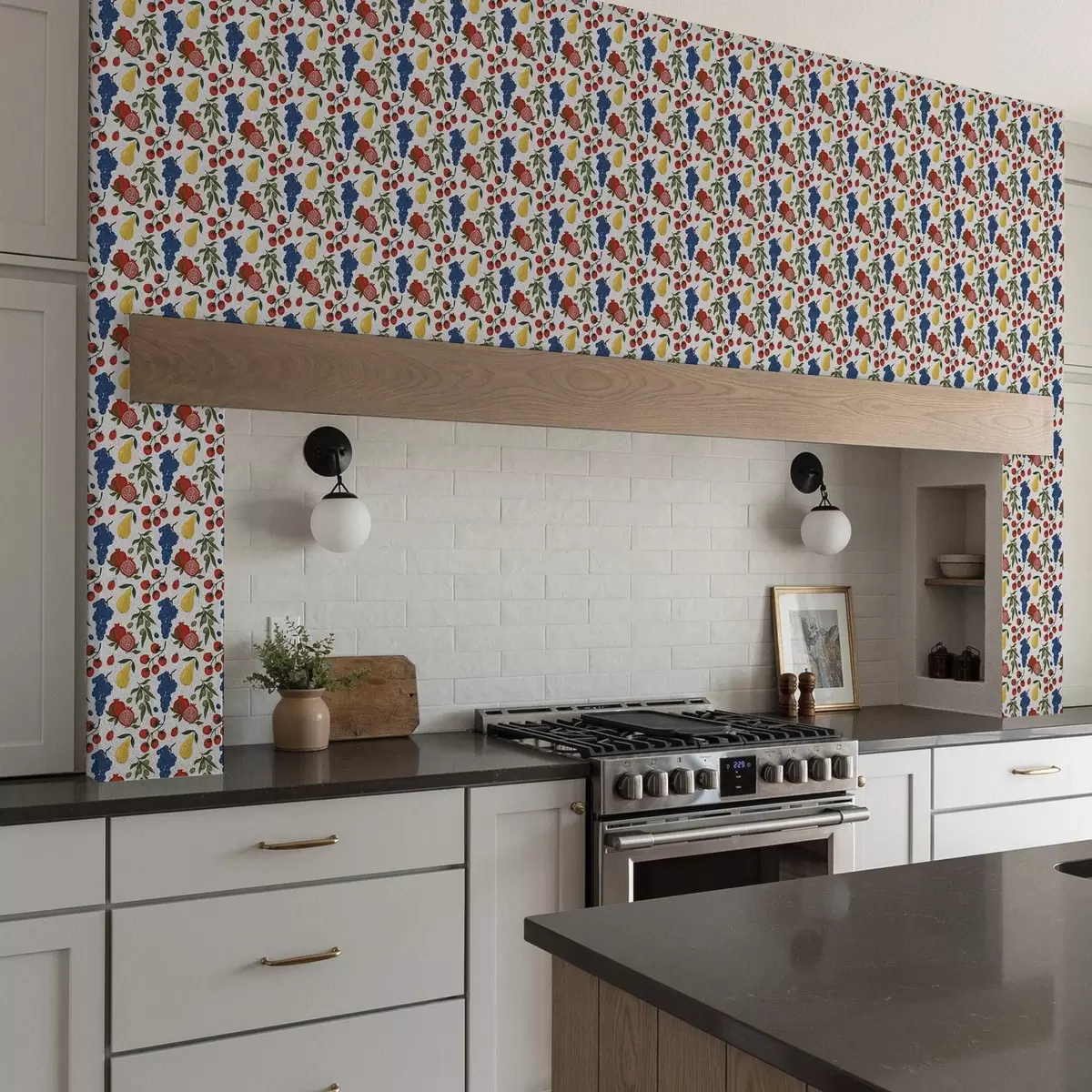 Papel pintado Fruta jugosa: granadas, uvas, peras sobre fondo blanco a00801