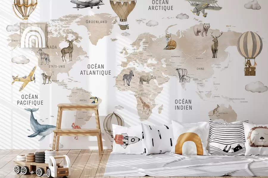 murales de pared Mapa de estilo acuarela para niños con animales y globos aerostáticos. En francés. Color beige. c00001frv2