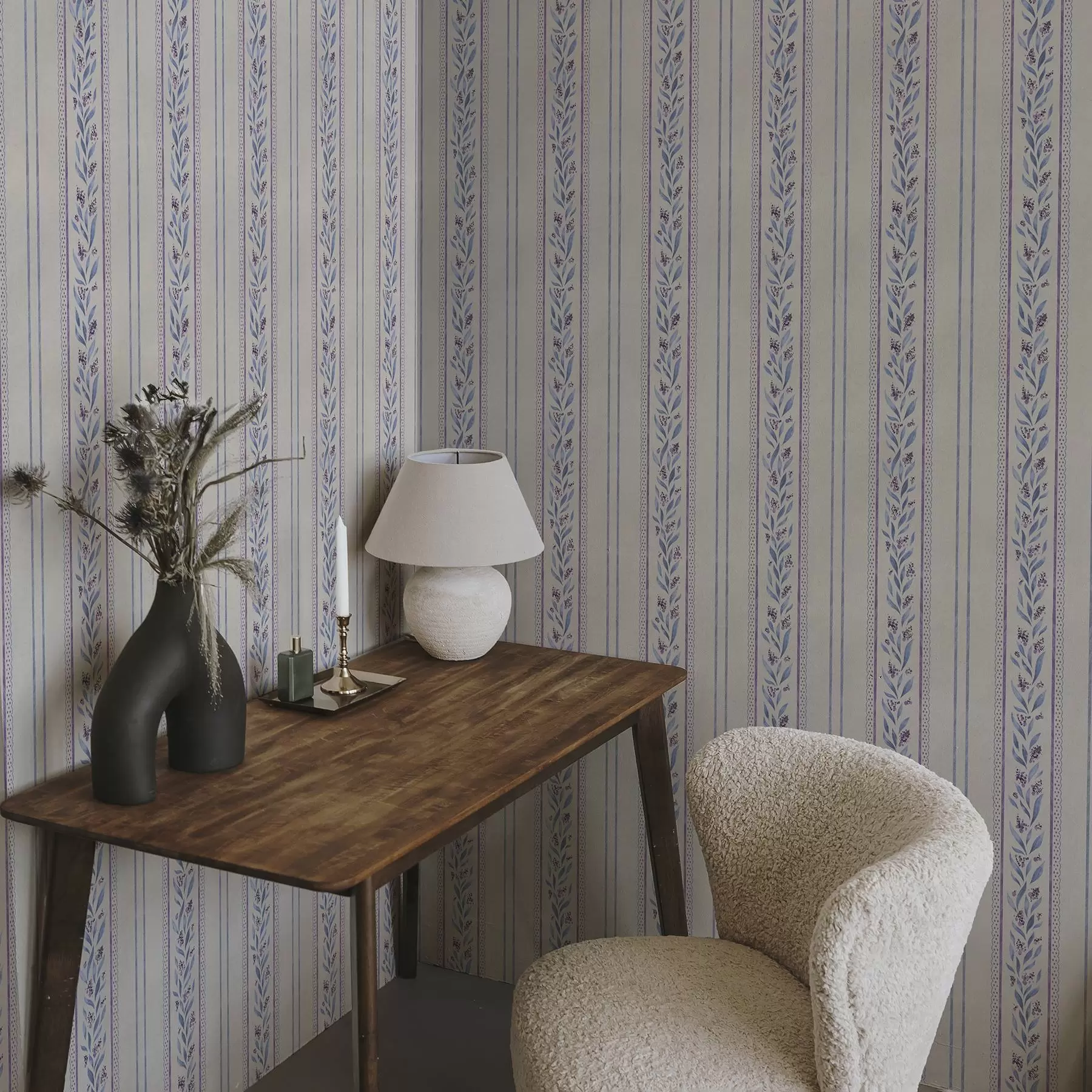 murales de pared Rayas verticales con guirnaldas de lavanda, fondo beige a00813v1