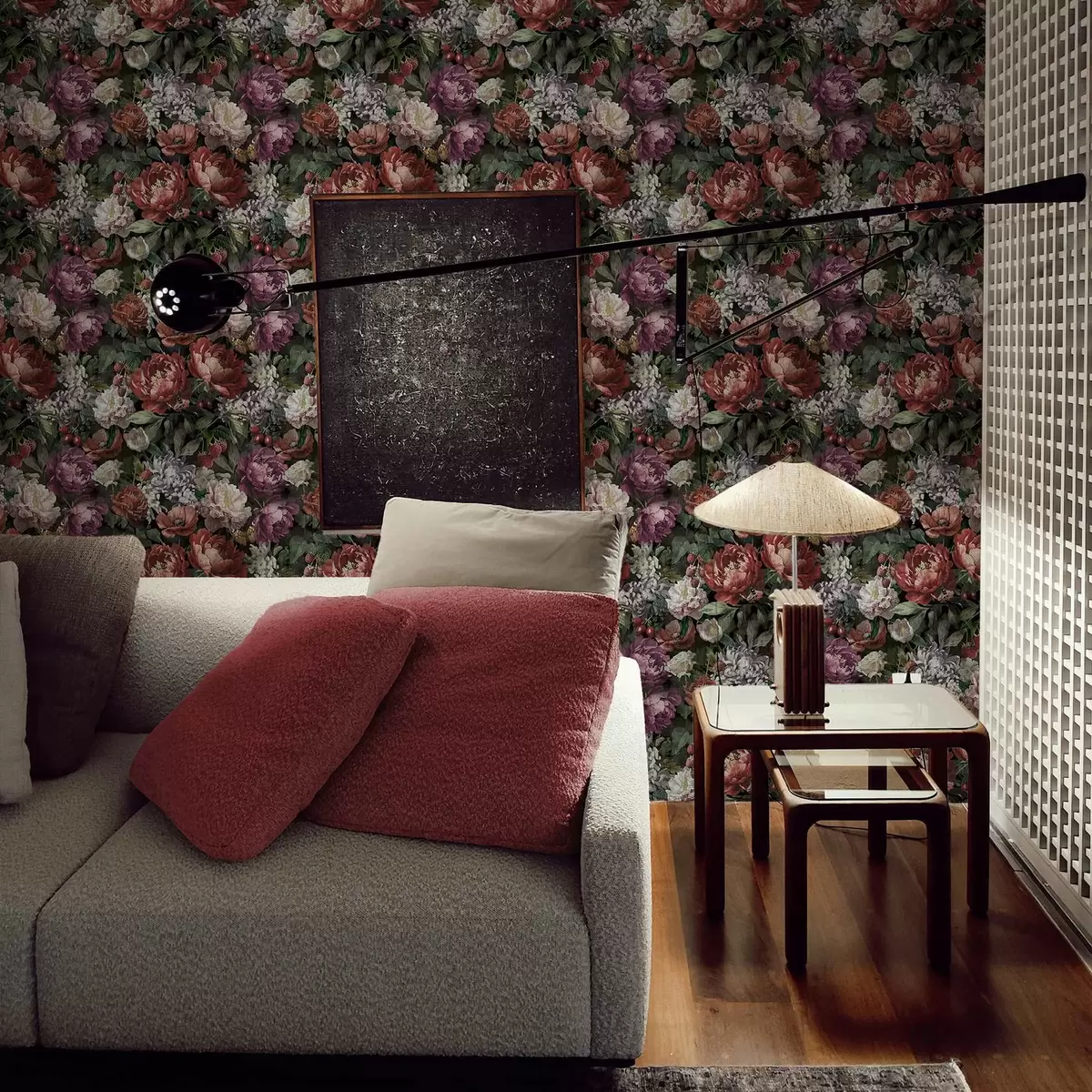 murales de pared Peonías oscuras y dramáticas, bayas y mariposa sobre fondo negro. a00862