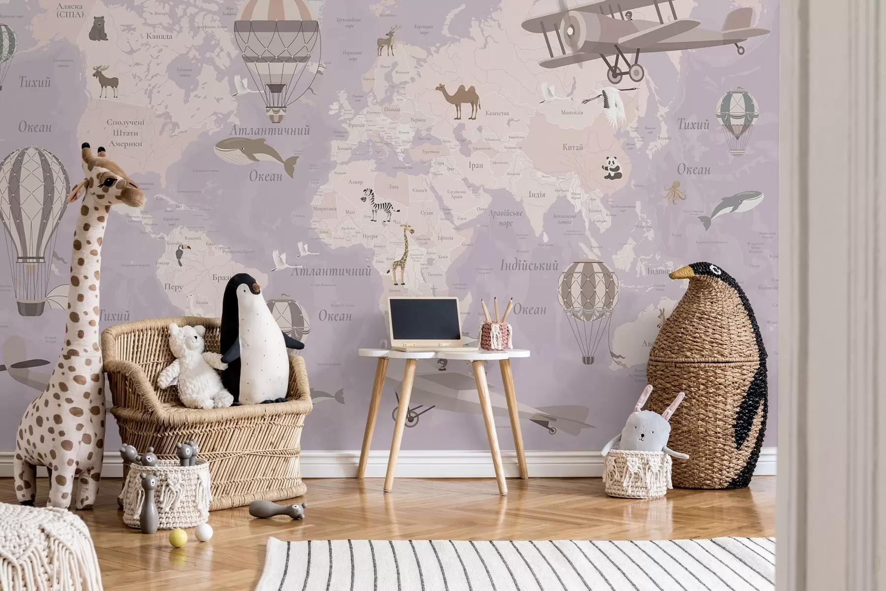 murales de pared Mapa del mundo para niños con animales, aviones y globos aerostáticos. Idioma ucraniano. Color morado. c00003ukv4