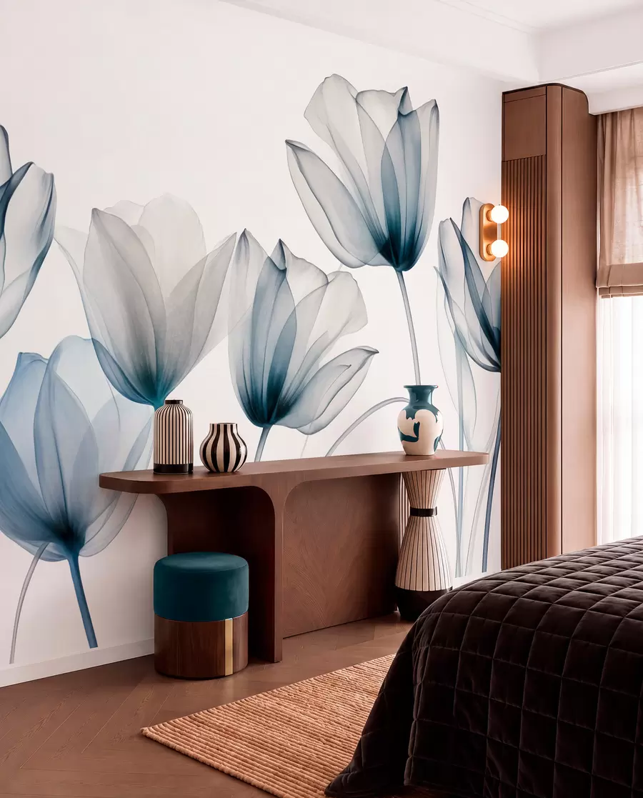 murales de pared Flores de tulipán translúcidas de color azul y blanco con tallos largos, sobre un fondo claro, delicadas y con textura, arte floral w09538