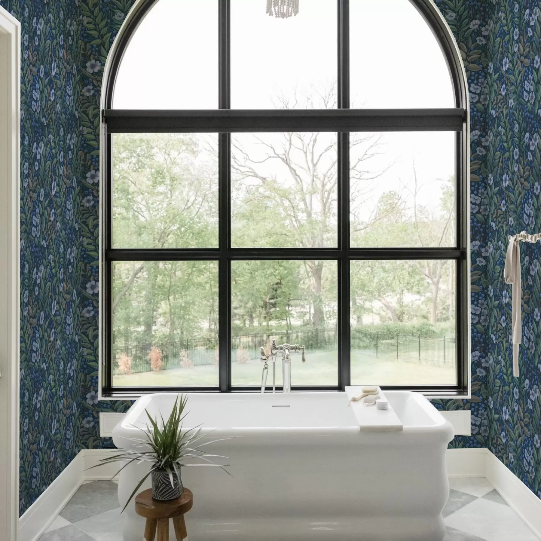 murales de pared Bayas azul medianoche y flores blancas en un follaje denso a00994