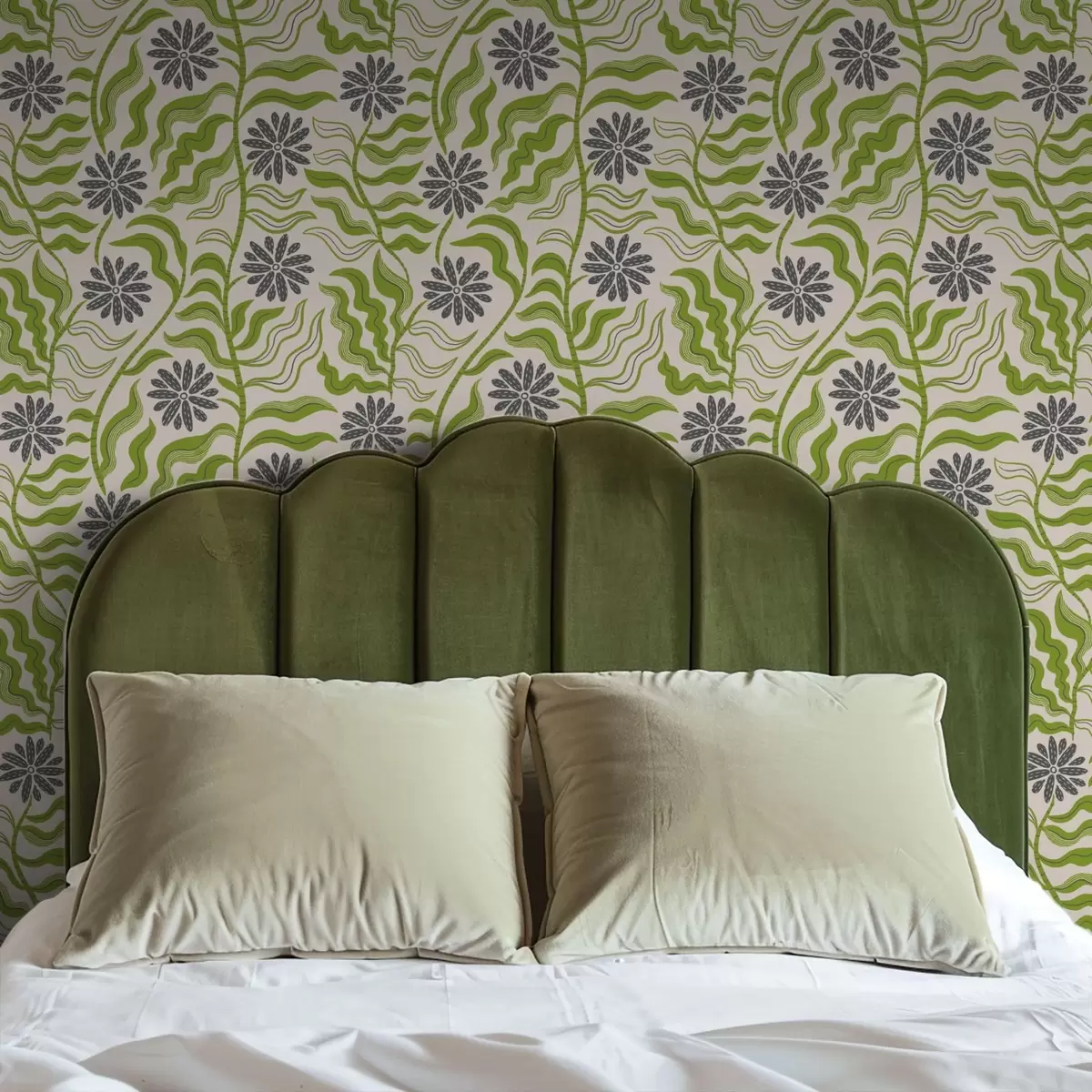 Papel pintado Divertidas margaritas verdes con hojas onduladas sobre fondo crema. a00998