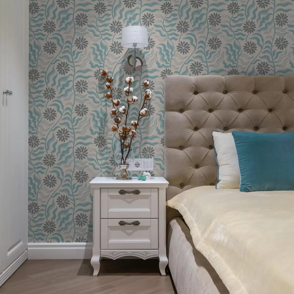 Papel pintado Flores abstractas y hojas onduladas en suaves tonos azules. a00998v1