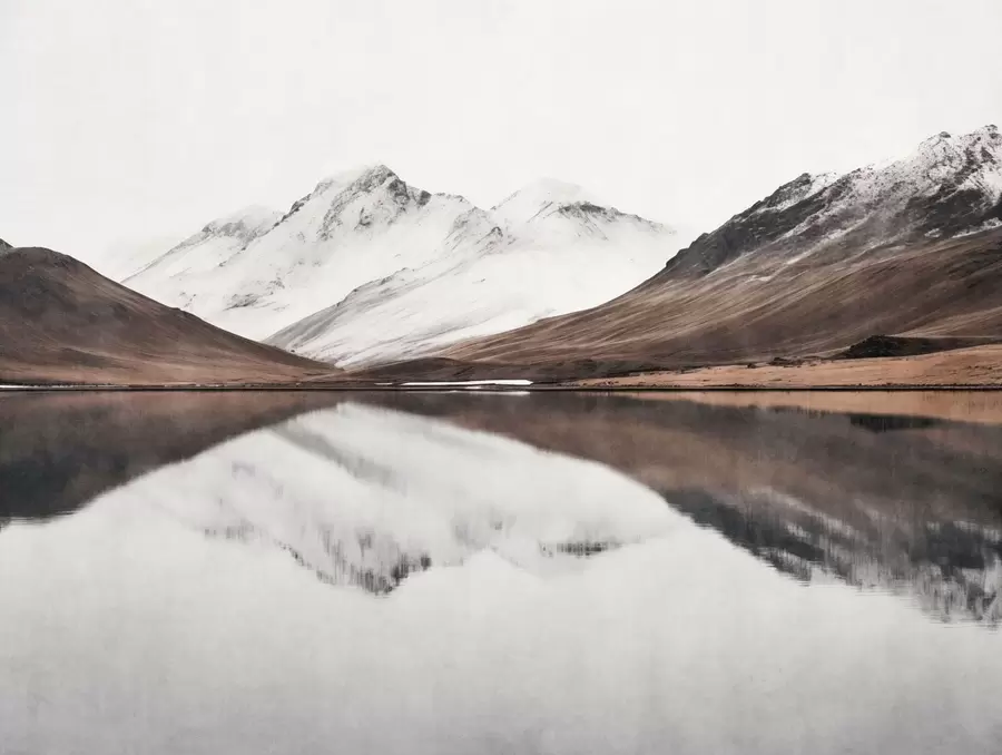 murales de pared Cumbres nevadas y un lago tranquilo con un reflejo como un espejo w05816