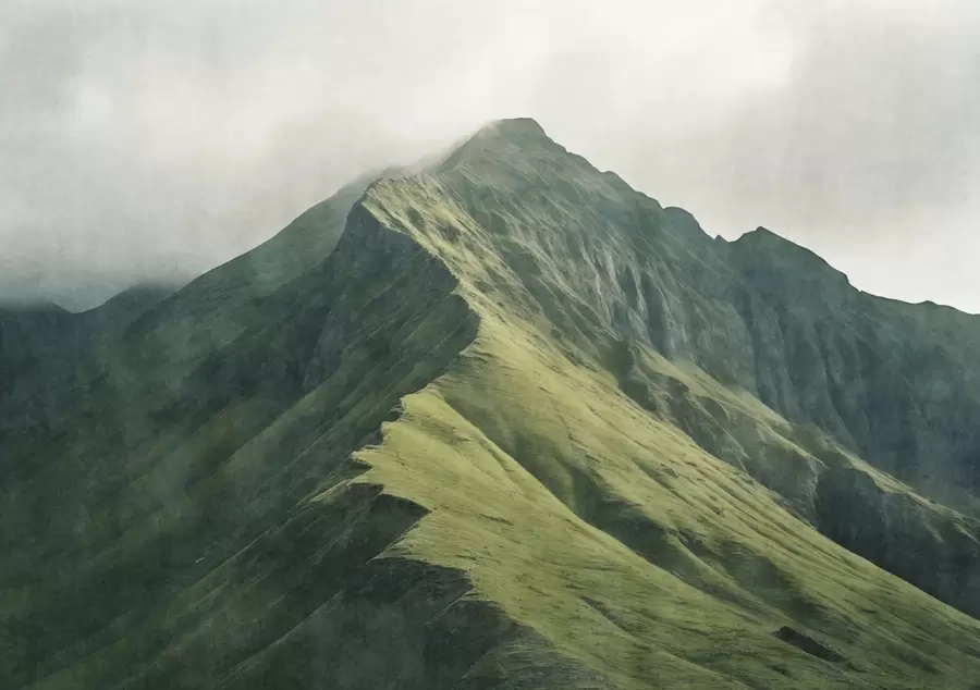 murales de pared Malaquita de montaña con laderas verdes y una cima envuelta en una suave bruma w05820