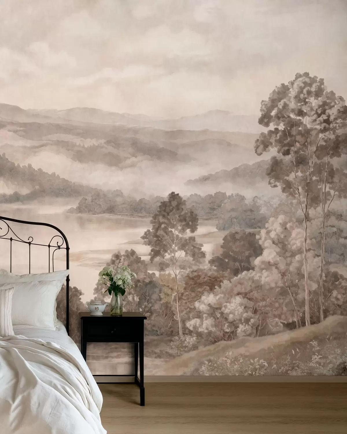 murales de pared Un lago tranquilo entre colinas y bosques envueltos en niebla w05928