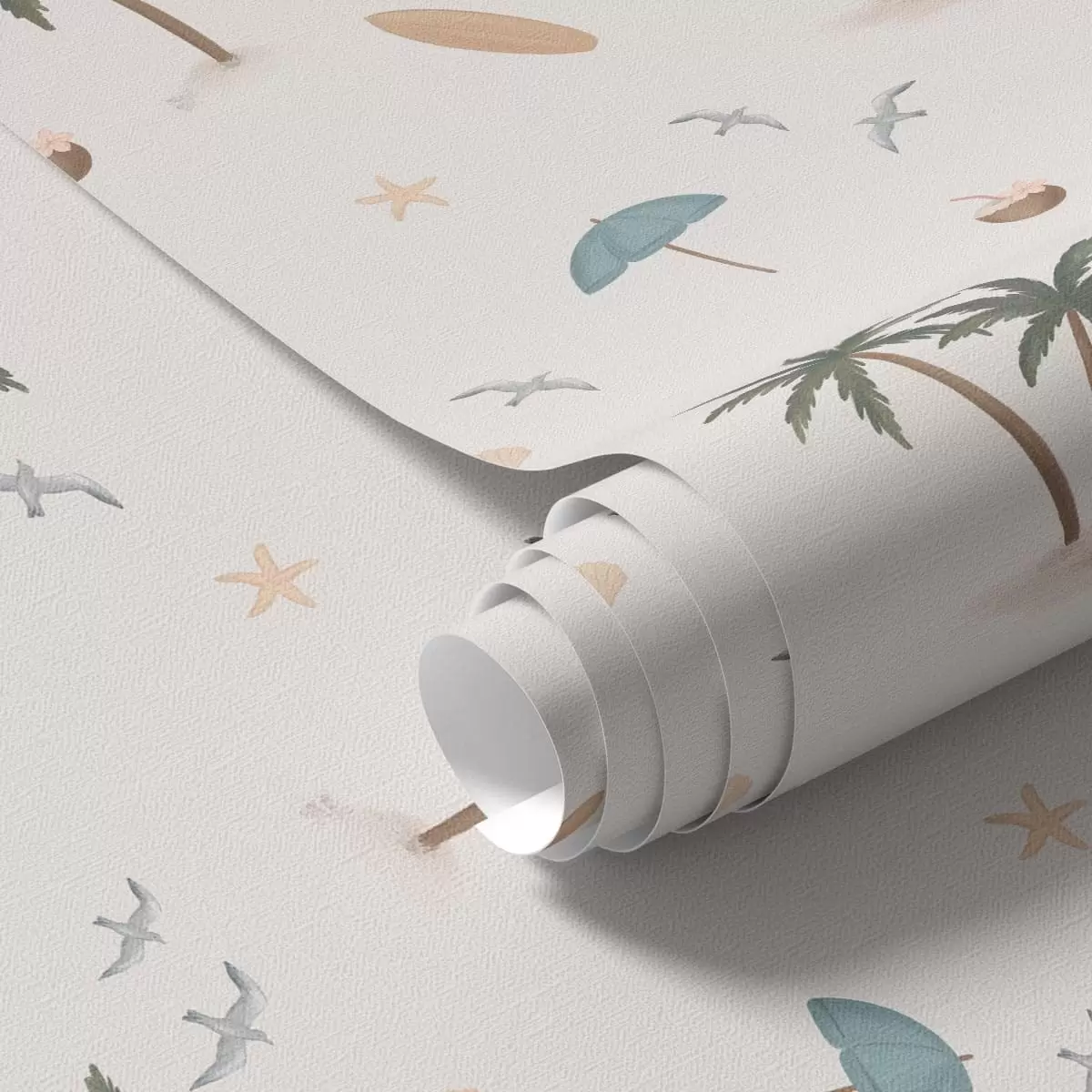 Papel pintado Palmeras tropicales, pájaros y sombrillas de playa sobre un fondo claro a01280